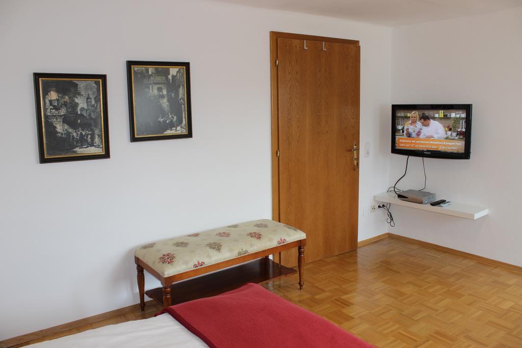 Ferienwohnung Und Gaestezimmer Korb Krumpendorf Bilik gambar