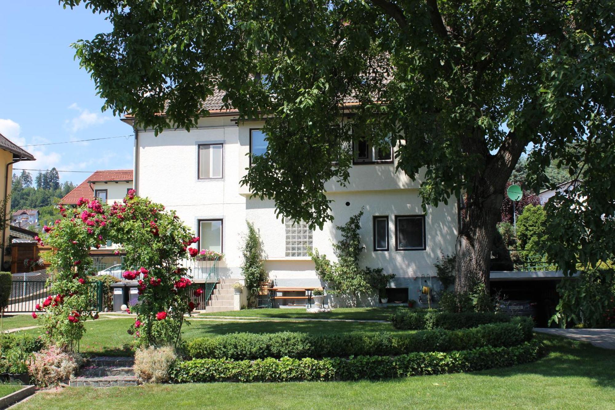 Ferienwohnung Und Gaestezimmer Korb Krumpendorf Luaran gambar